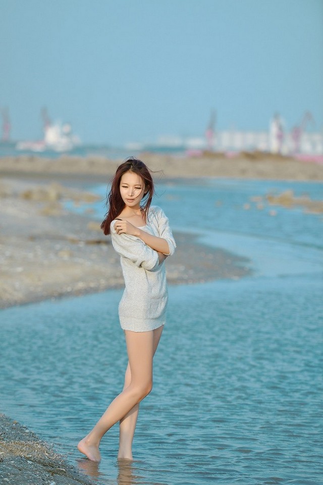 超漂亮美女海边性感美腿写真图片