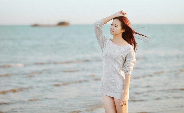 超漂亮美女海边性感美腿写真图片