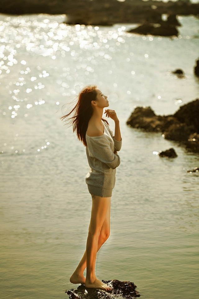 超漂亮美女海边性感美腿写真图片