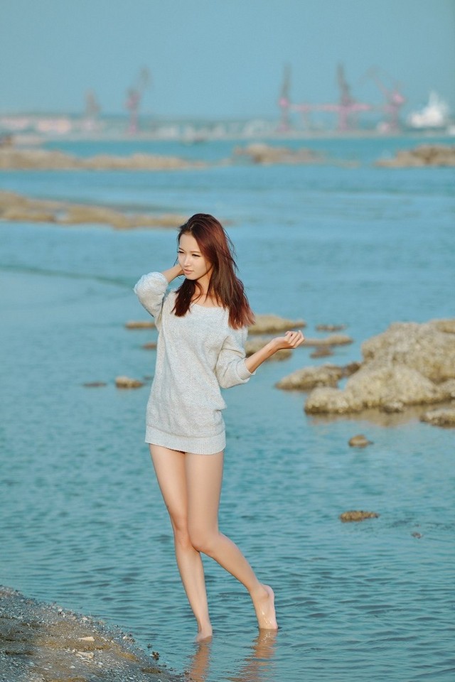 超漂亮美女海边性感美腿写真图片